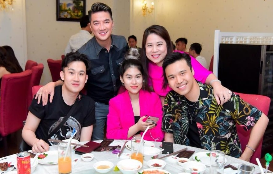 dam-vinh-hung-to-chuc-tiec-sinh-nhat-cho-me-ruot-sau-on-ao-tra-no-20-ty-dong