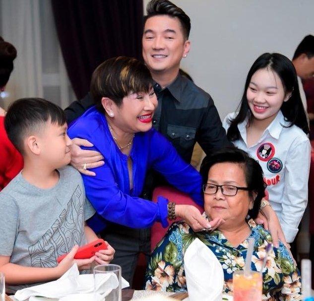 dam-vinh-hung-to-chuc-tiec-sinh-nhat-cho-me-ruot-sau-on-ao-tra-no-20-ty-dong