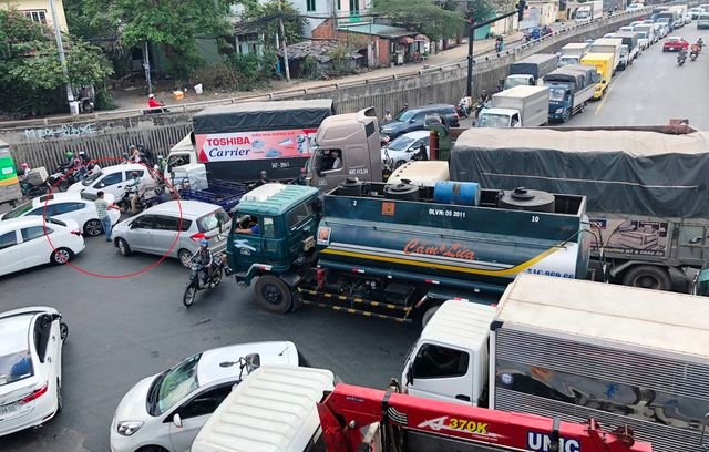 Chưa cao điểm Tết, giao thông cửa ngõ Sài Gòn đã hỗn loạn - 11