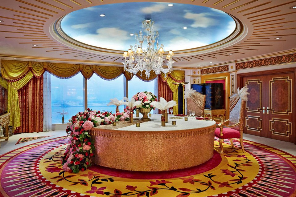 cho-vang-khach-san-25000-usd-va-trai-nghiem-doc-dao-chi-co-tai-dubai