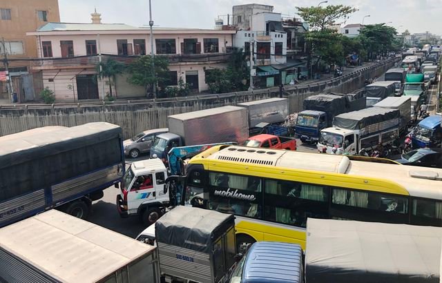 Chưa cao điểm Tết, giao thông cửa ngõ Sài Gòn đã hỗn loạn - 6