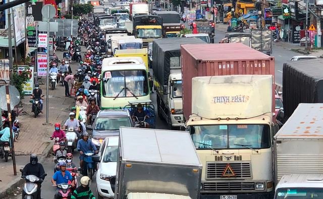 Chưa cao điểm Tết, giao thông cửa ngõ Sài Gòn đã hỗn loạn - 7