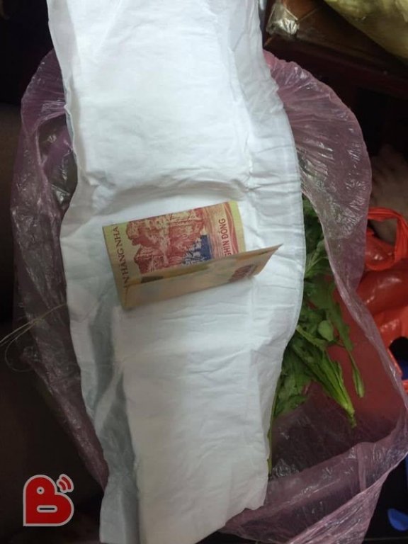 Người mẹ giấu kỹ 200k trong mớ rau rồi gửi cho con gái học xa nhà khiến dân mạng bật khóc