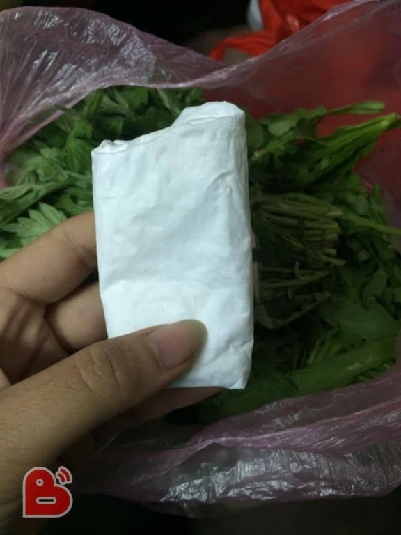 Tờ 200k được giấu kĩ trong túi rau