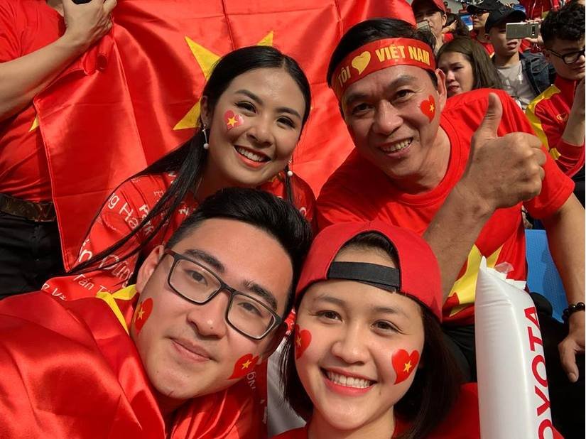 ngoc-han-rang-ro-tren-khan-dai-co-vu-cho-dt-viet-nam