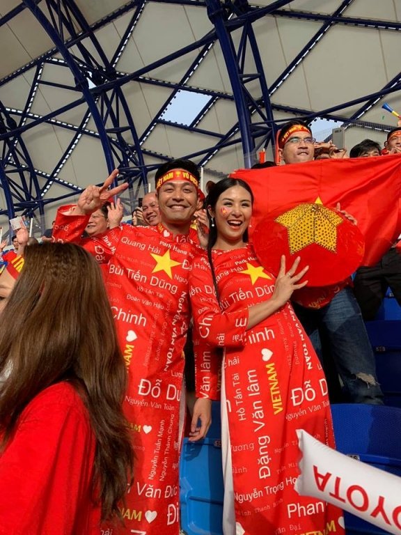 ngoc-han-rang-ro-tren-khan-dai-co-vu-cho-dt-viet-nam