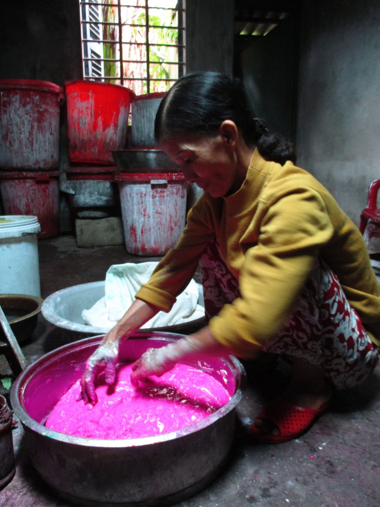 nhoc-nhan-nghe-lam-hat-no-phuc-vu-tet-nguyen-dan