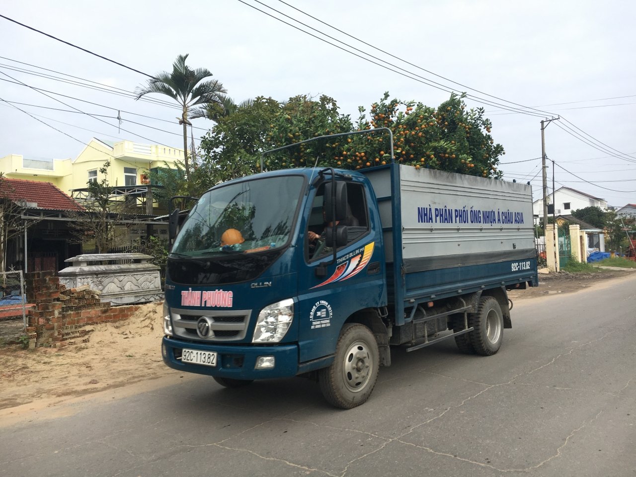 thuong-lai-do-xo-ve-hoi-an-chuyen-quat-di-ban-tet