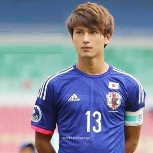 chang-cau-thu-nhat-ban-dien-trai-takumi-minamino