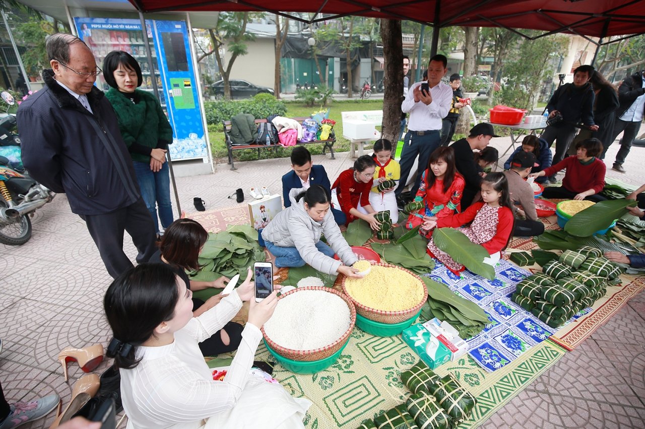 hoa-hau-hhen-nie-cung-cac-ban-tre-ha-noi-goi-1000-chiec-banh-chung-cho-nguoi-ngheo-don-tet