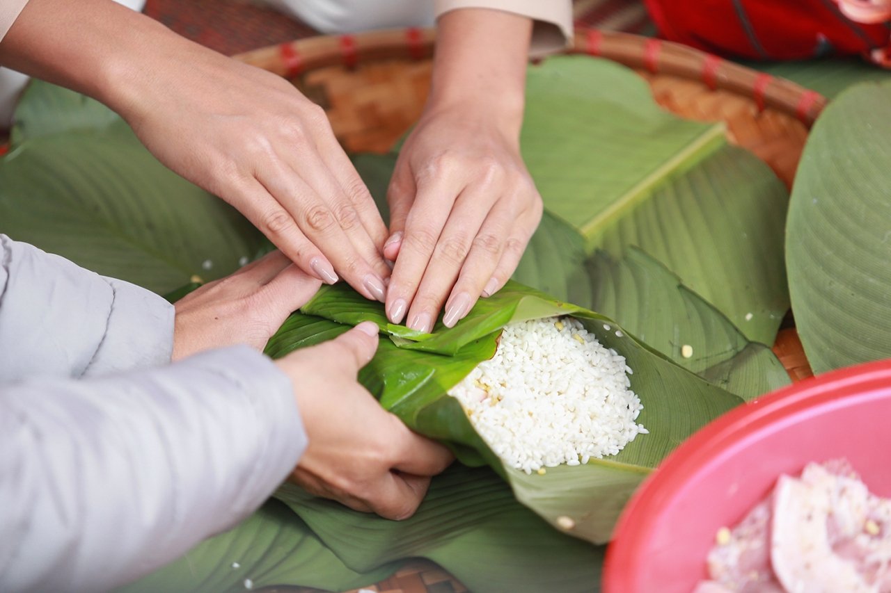 hoa-hau-hhen-nie-cung-cac-ban-tre-ha-noi-goi-1000-chiec-banh-chung-cho-nguoi-ngheo-don-tet