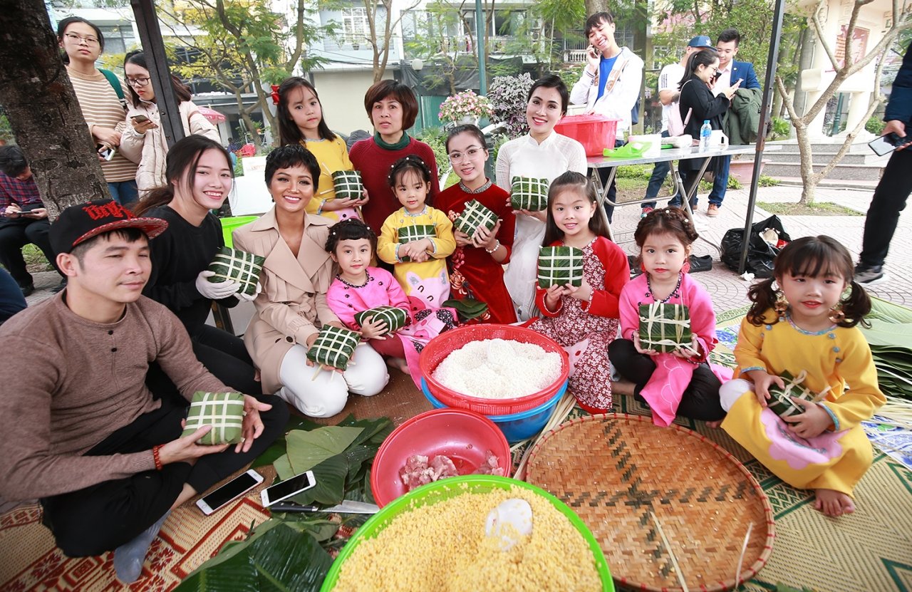 hoa-hau-hhen-nie-cung-cac-ban-tre-ha-noi-goi-1000-chiec-banh-chung-cho-nguoi-ngheo-don-tet
