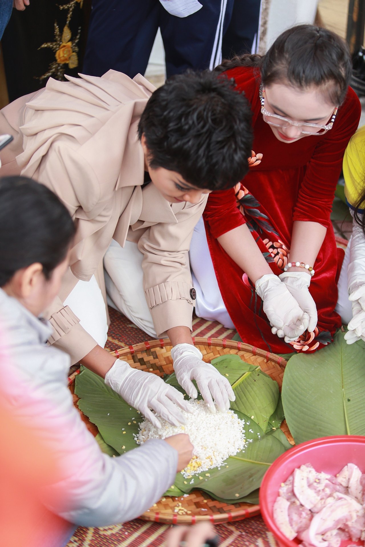 hoa-hau-hhen-nie-cung-cac-ban-tre-ha-noi-goi-1000-chiec-banh-chung-cho-nguoi-ngheo-don-tet
