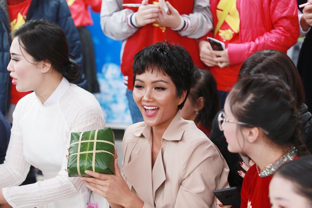 hoa-hau-hhen-nie-cung-cac-ban-tre-ha-noi-goi-1000-chiec-banh-chung-cho-nguoi-ngheo-don-tet