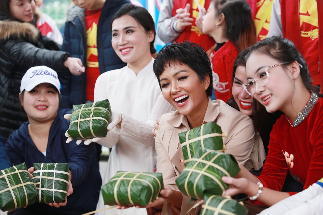 hoa-hau-hhen-nie-cung-cac-ban-tre-ha-noi-goi-1000-chiec-banh-chung-cho-nguoi-ngheo-don-tet