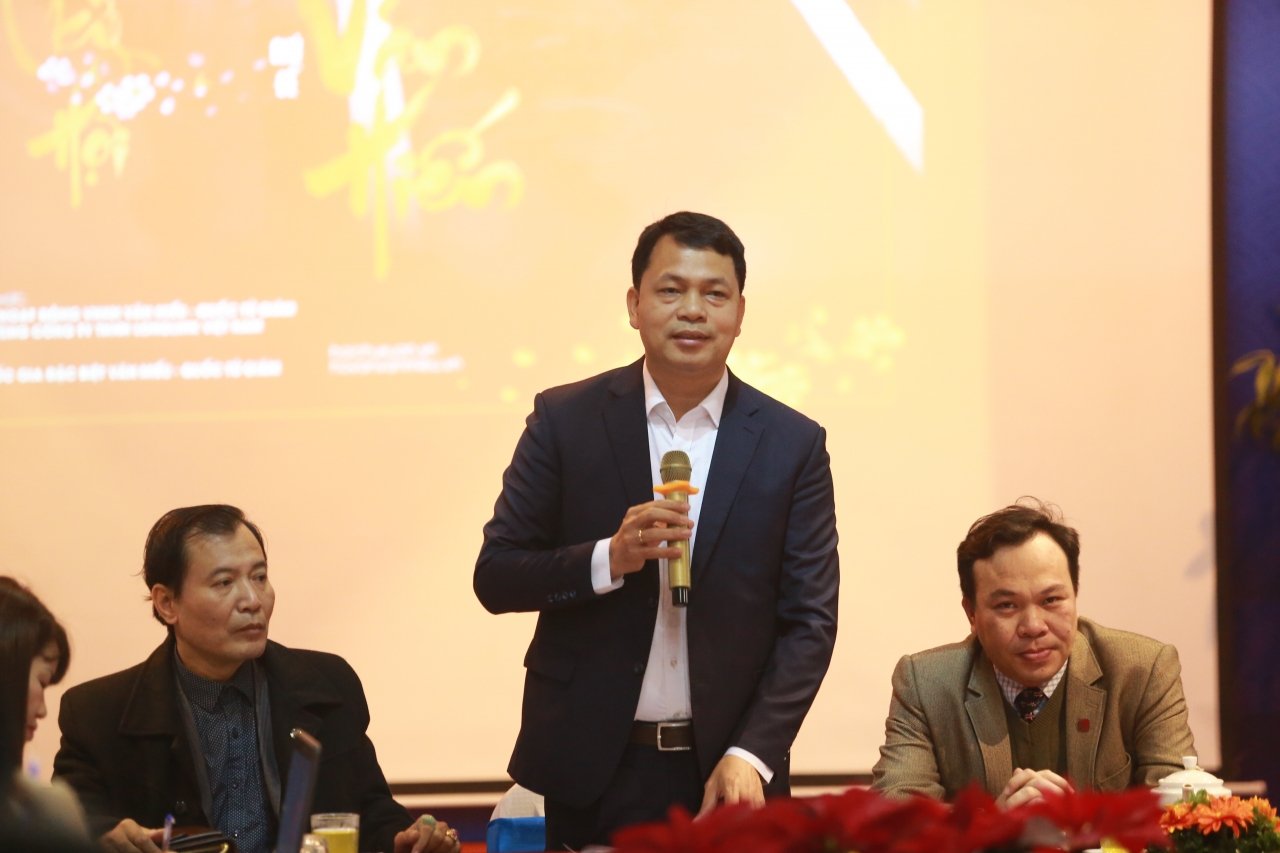 treo-but-vinh-vien-neu-ong-do-ung-xu-thieu-van-hoa-tai-hoi-chu-xuan