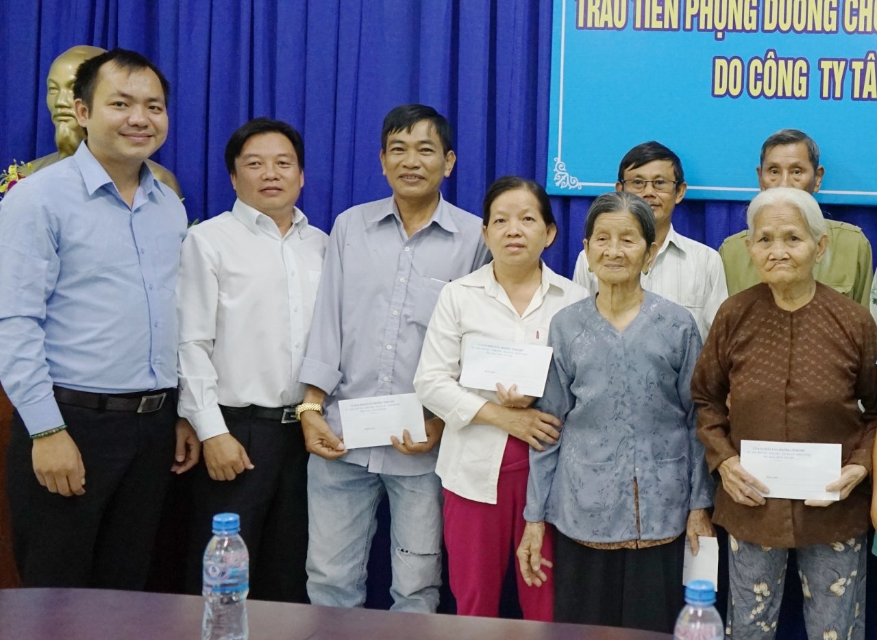 tan-hiep-phat-tang-qua-tet-cho-cac-gia-dinh-chinh-sach-tai-binh-duong