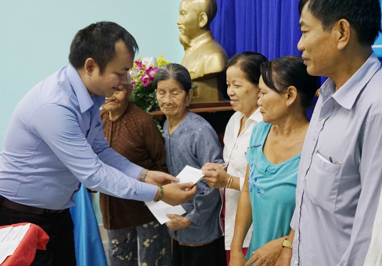 tan-hiep-phat-tang-qua-tet-cho-cac-gia-dinh-chinh-sach-tai-binh-duong