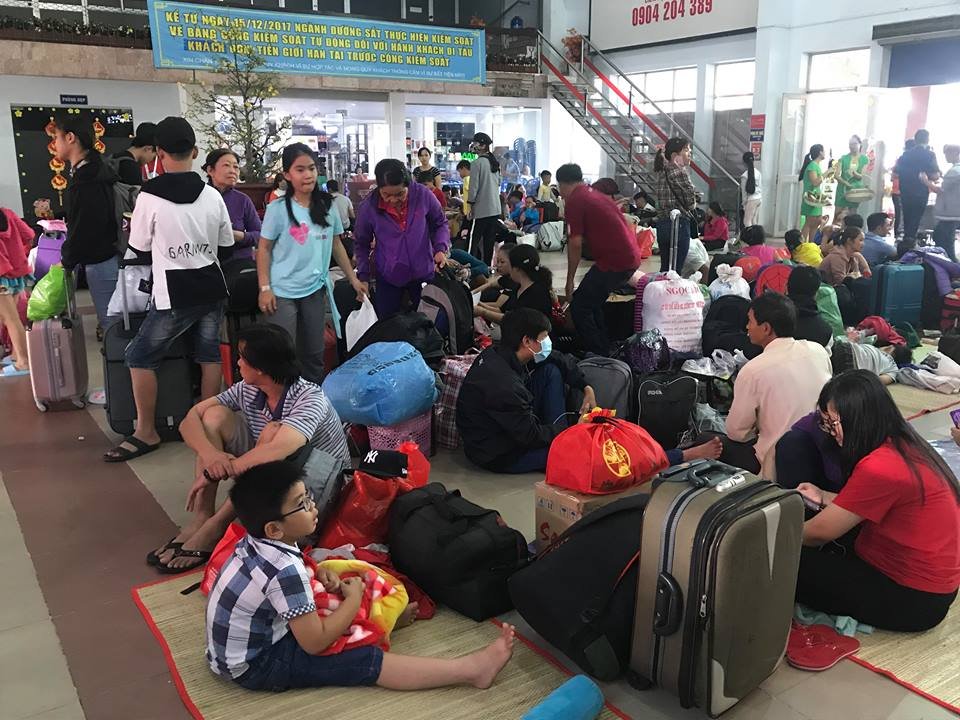 hang-nghin-nguoi-dan-o-tp-hcm-cuc-kho-khi-ve-tet-do-su-co-tau-trat-banh-o-binh-thuan