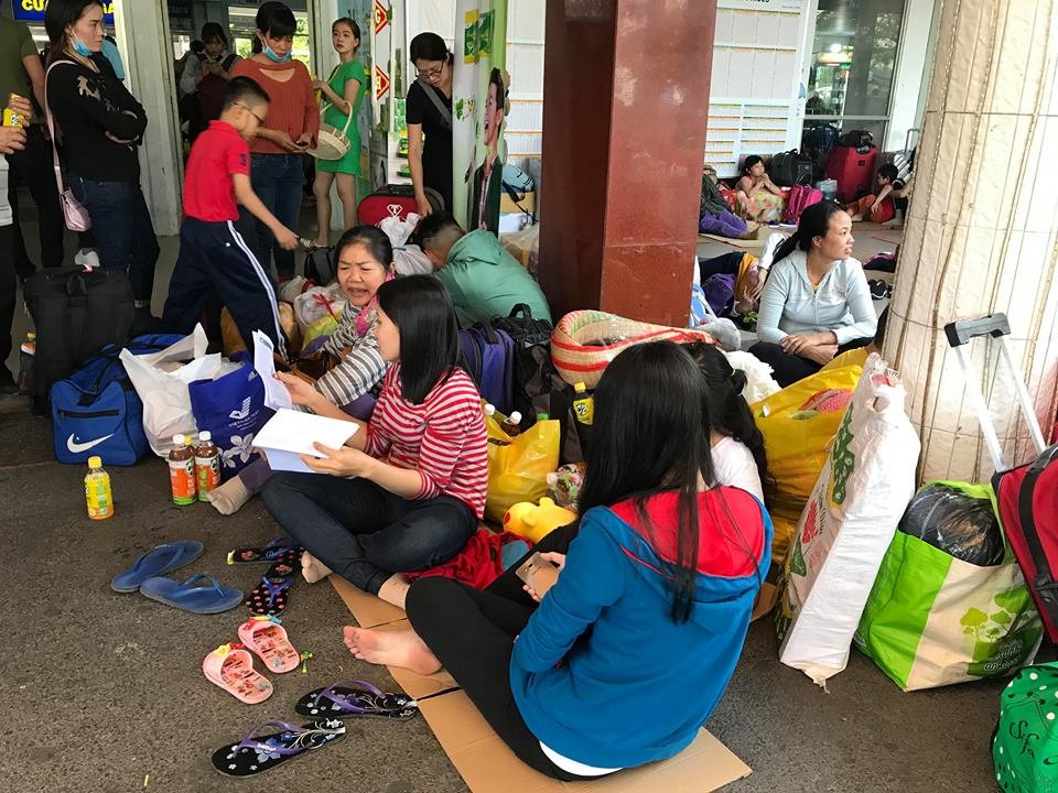 hang-nghin-nguoi-dan-o-tp-hcm-cuc-kho-khi-ve-tet-do-su-co-tau-trat-banh-o-binh-thuan