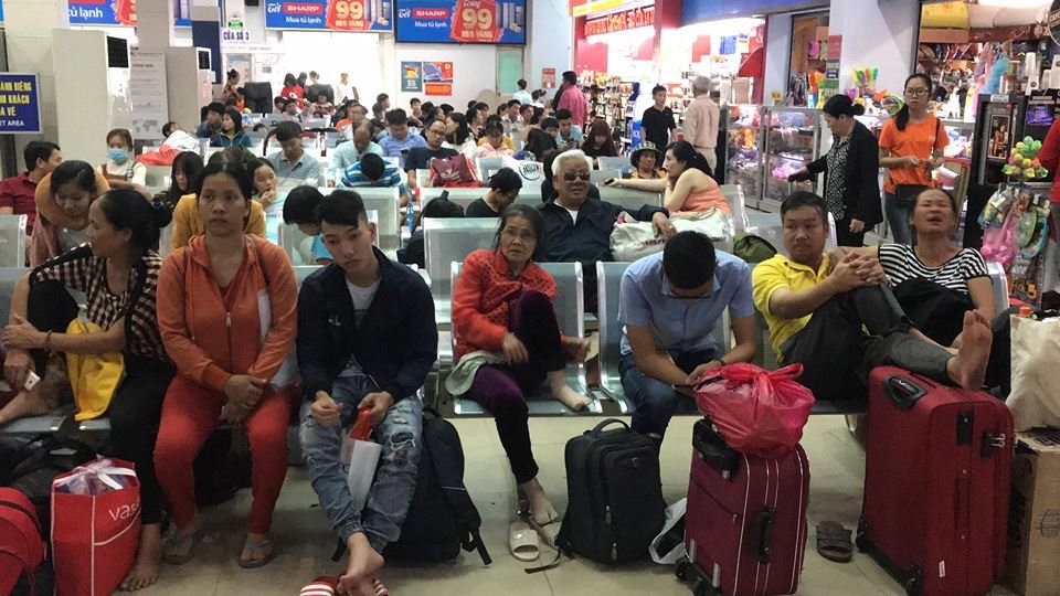 hang-nghin-nguoi-dan-o-tp-hcm-cuc-kho-khi-ve-tet-do-su-co-tau-trat-banh-o-binh-thuan