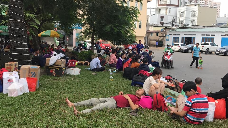 hang-nghin-nguoi-dan-o-tp-hcm-cuc-kho-khi-ve-tet-do-su-co-tau-trat-banh-o-binh-thuan
