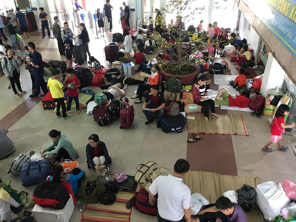 hang-nghin-nguoi-dan-o-tp-hcm-cuc-kho-khi-ve-tet-do-su-co-tau-trat-banh-o-binh-thuan