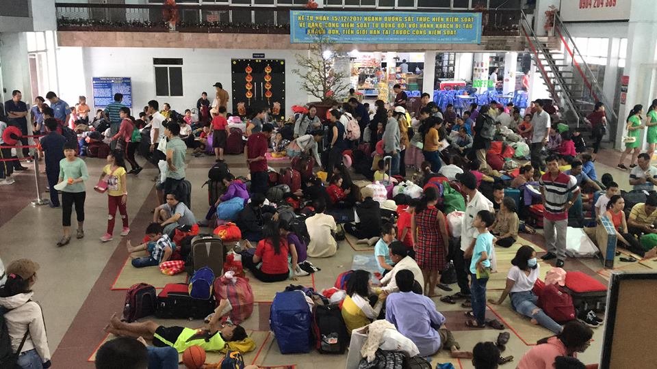 hang-nghin-nguoi-dan-o-tp-hcm-cuc-kho-khi-ve-tet-do-su-co-tau-trat-banh-o-binh-thuan