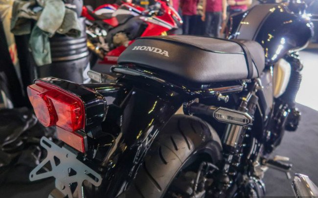 can-canh-2019-honda-cb1100rs-gia-suyt-nua-ty-hut-phai-manh
