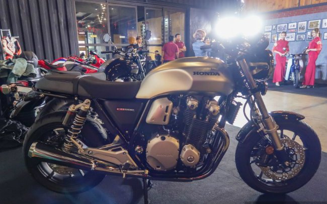 can-canh-2019-honda-cb1100rs-gia-suyt-nua-ty-hut-phai-manh