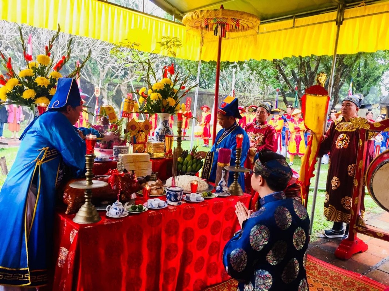 dung-neu-trong-dai-noi-hue-bao-hieu-ngay-tet-da-den