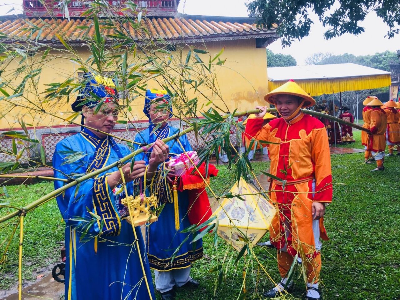 dung-neu-trong-dai-noi-hue-bao-hieu-ngay-tet-da-den