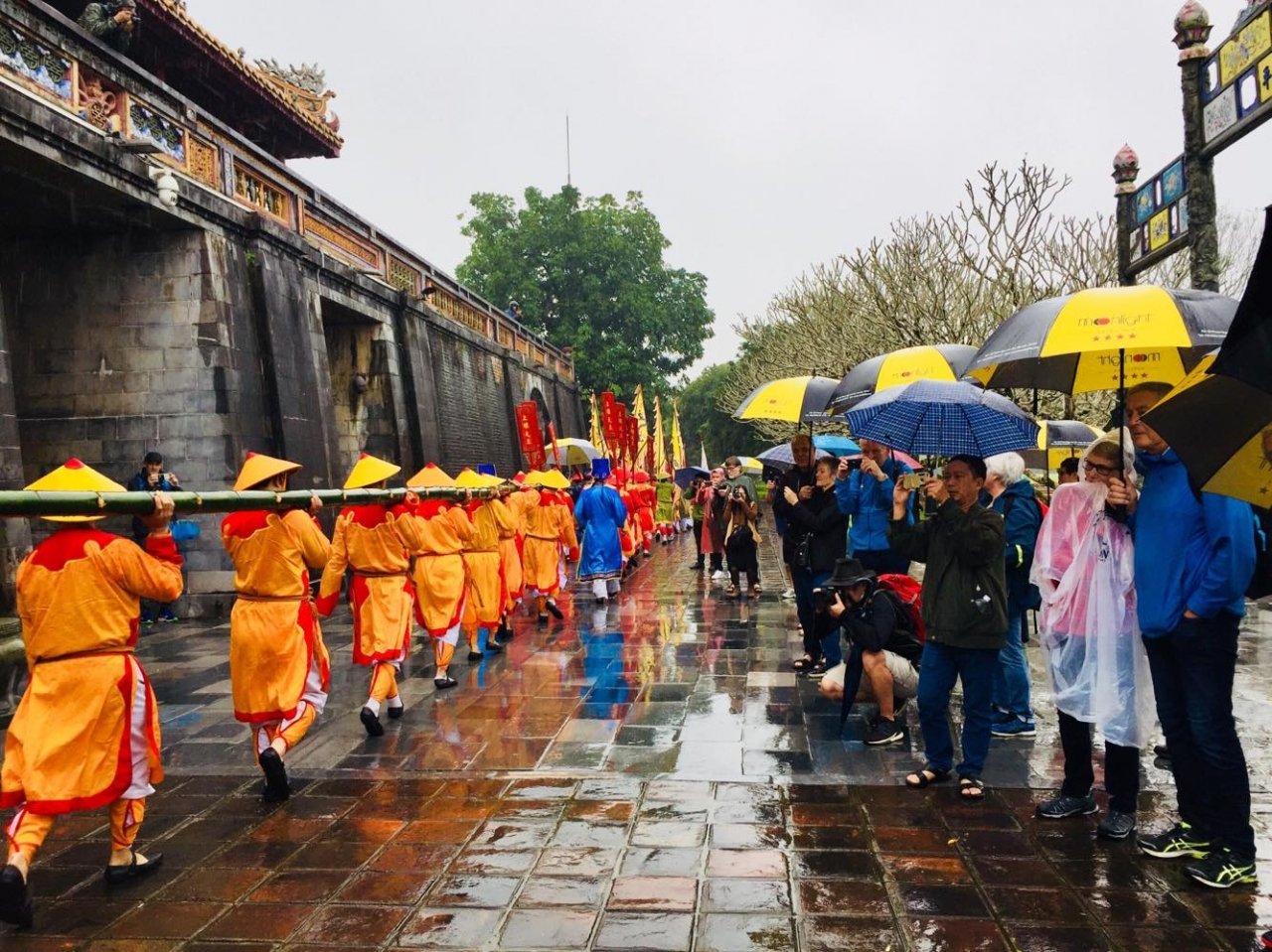 dung-neu-trong-dai-noi-hue-bao-hieu-ngay-tet-da-den