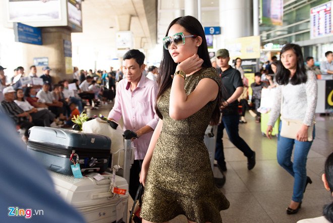 ngan-anh-tu-choi-chup-anh-di-thang-ra-xe-khi-ve-den-viet-nam