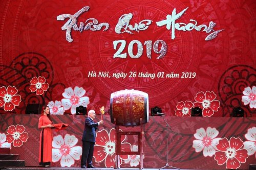 Tổng bí thư, Chủ tịch nước Nguyễn Phú Trọng đánh trống khai hội xuân. Ảnh: Giang Huy.