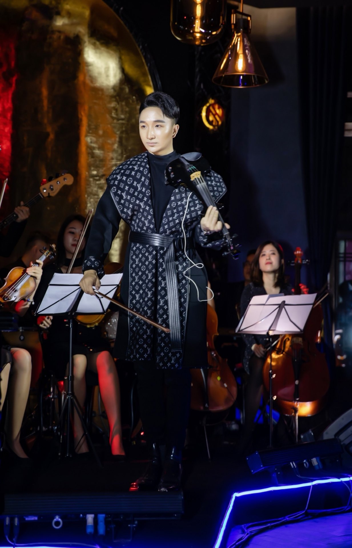 tung-duong-do-giong-cung-ngon-dan-violin-cua-hoang-rob