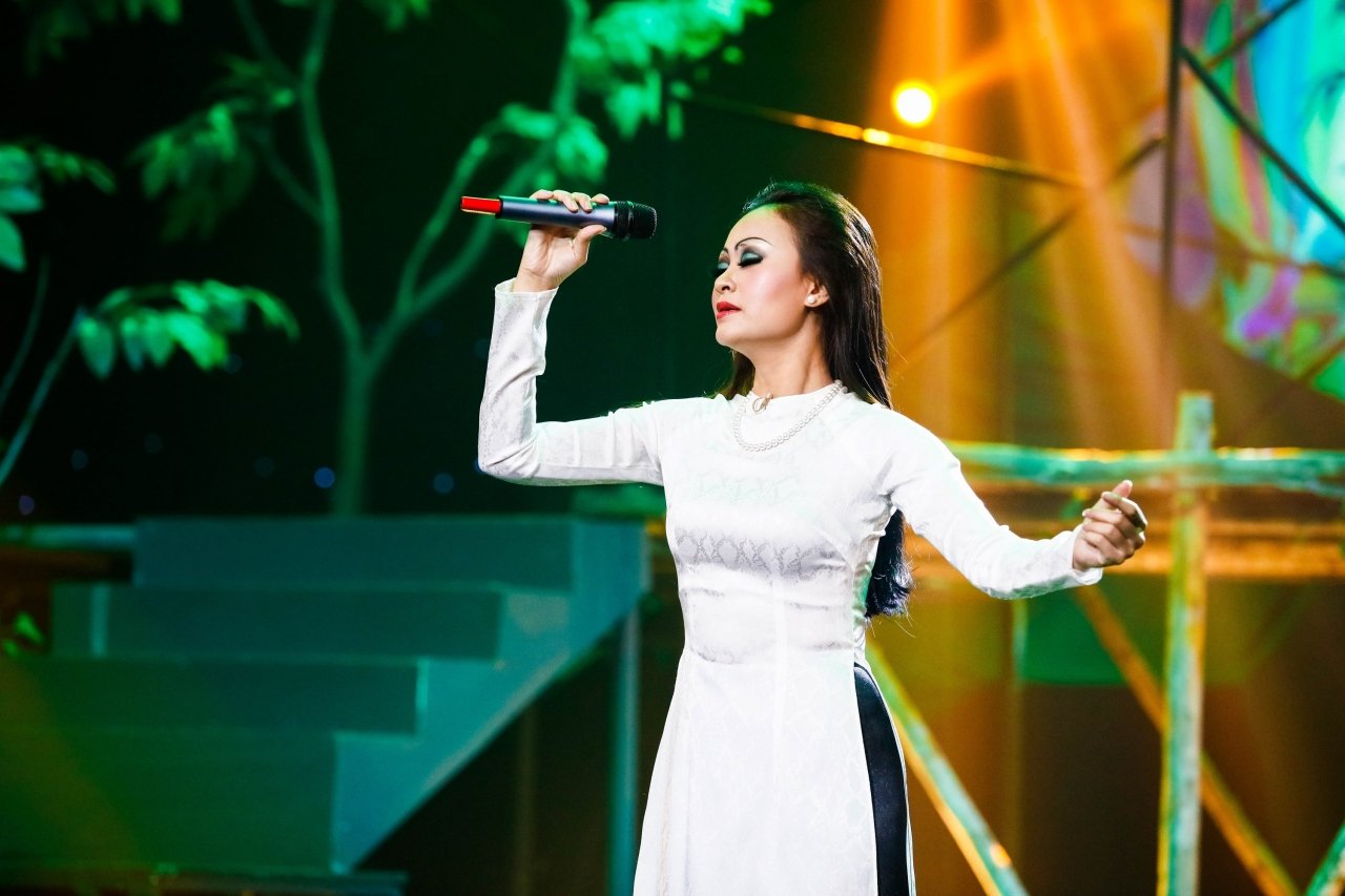 ca-si-hong-hanh-trinh-cong-son-tung-cho-doi-dua-don-toi-ve