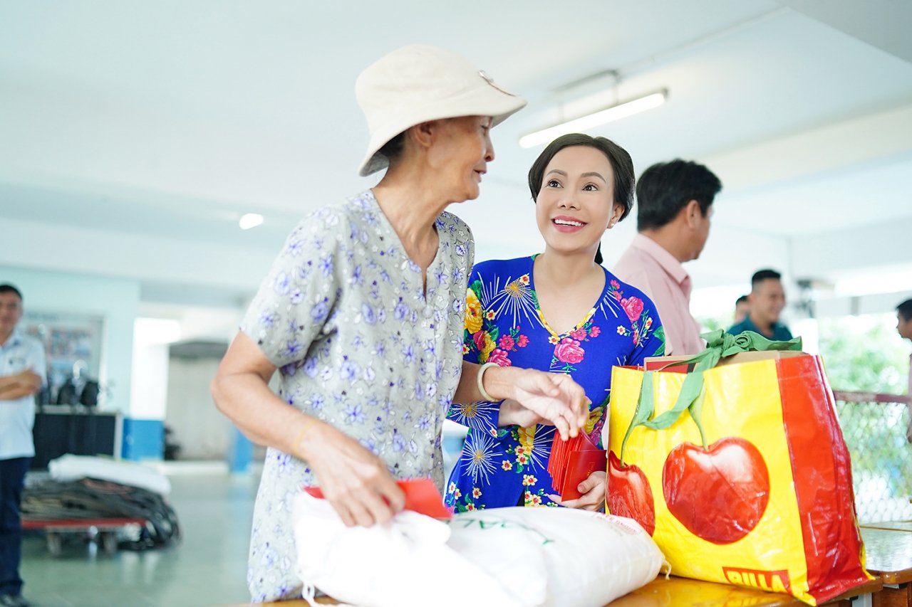 viet-huong-nguoc-xuoi-pho-phuong-tang-qua-tet-cho-nguoi-ngheo
