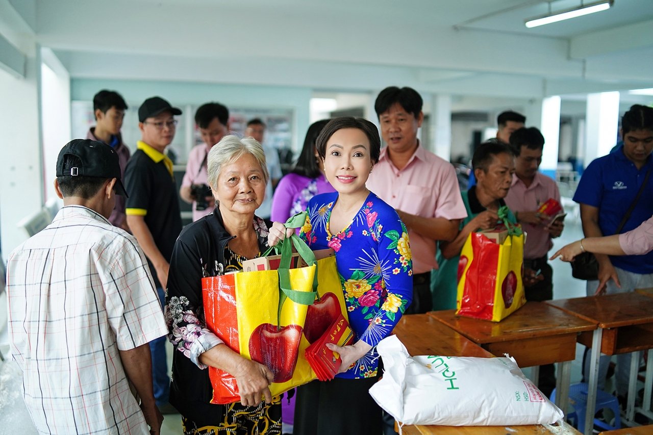 viet-huong-nguoc-xuoi-pho-phuong-tang-qua-tet-cho-nguoi-ngheo