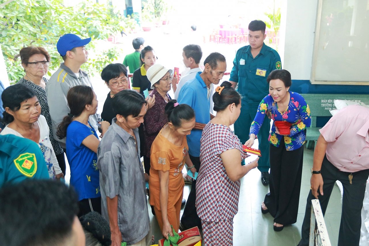 viet-huong-nguoc-xuoi-pho-phuong-tang-qua-tet-cho-nguoi-ngheo