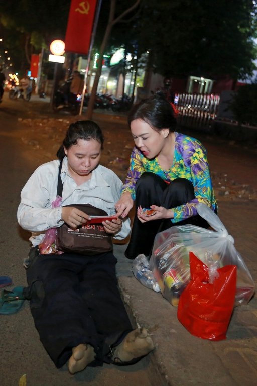 viet-huong-nguoc-xuoi-pho-phuong-tang-qua-tet-cho-nguoi-ngheo