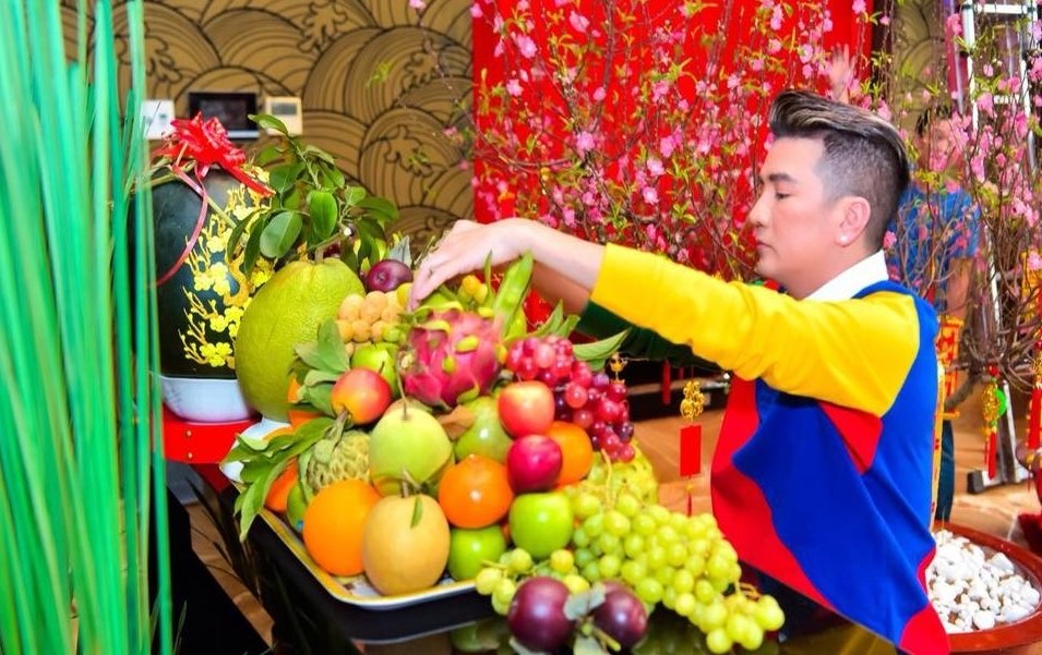 dam-vinh-hung-trang-tri-tet-hoanh-trang-cho-biet-thu-trieu-do-dong-nghiep-xuyt-xoa