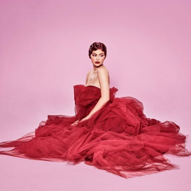 kylie-jenner-nong-bong-trong-bo-hinh-ruc-do