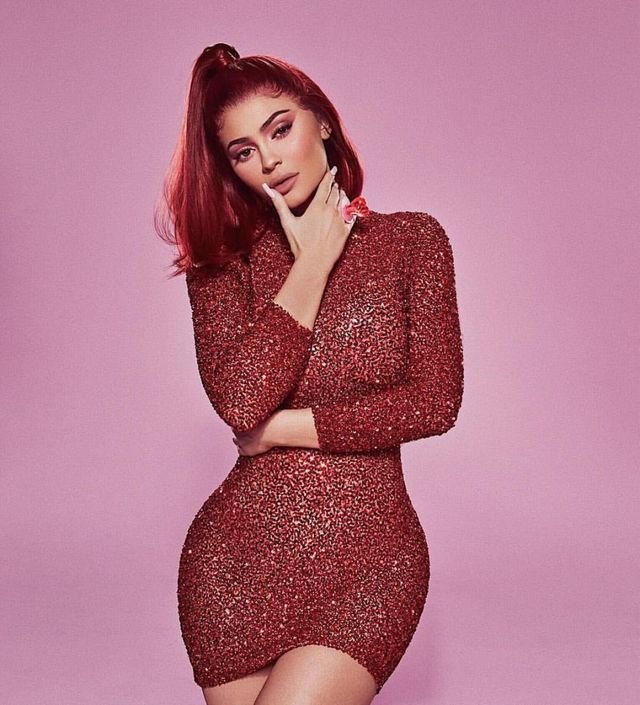 kylie-jenner-nong-bong-trong-bo-hinh-ruc-do