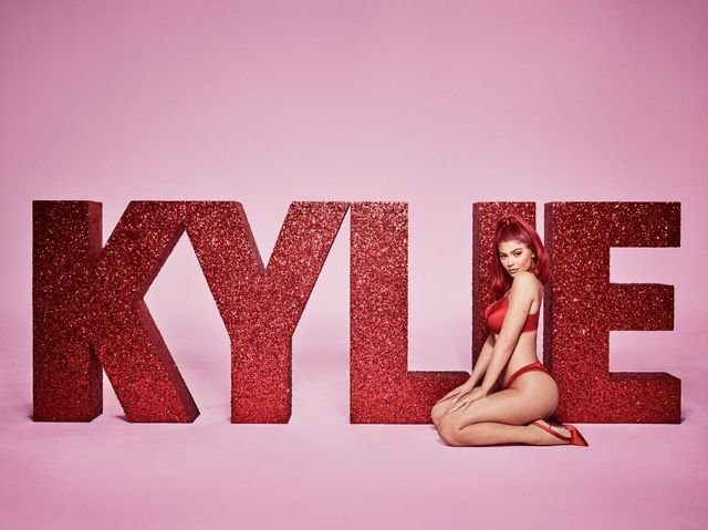 kylie-jenner-nong-bong-trong-bo-hinh-ruc-do