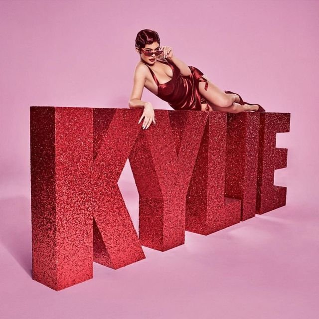 kylie-jenner-nong-bong-trong-bo-hinh-ruc-do