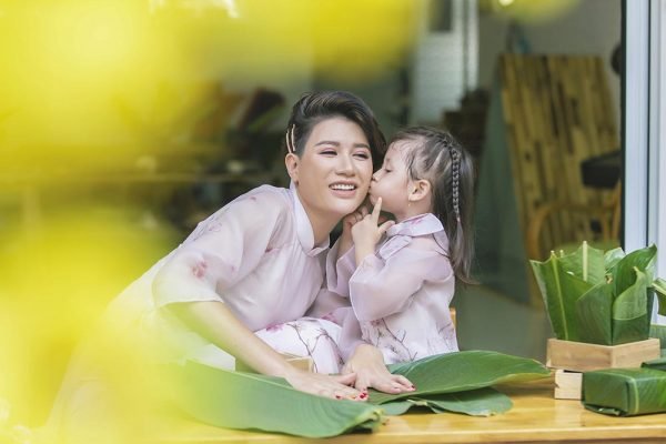 trang-tran-day-con-gai-3-tuoi-goi-banh-chung-ngay-tet