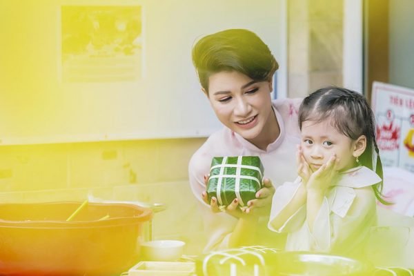 trang-tran-day-con-gai-3-tuoi-goi-banh-chung-ngay-tet