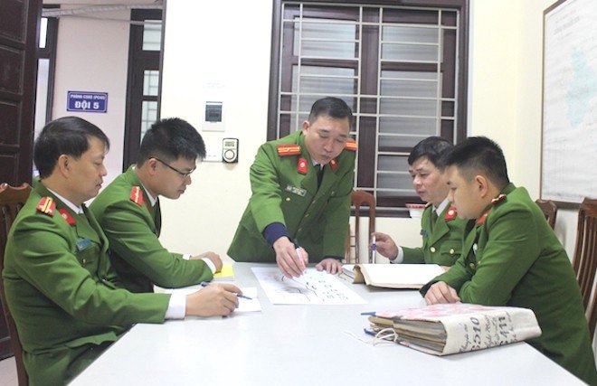 trinh-sat-ke-chuyen-ngay-tet-phai-bo-nha-di-pha-trong-an