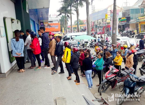 chong-lenh-ngan-hang-nha-nuoc-nhieu-ngan-hang-de-may-atm-het-tien-gap-su-co